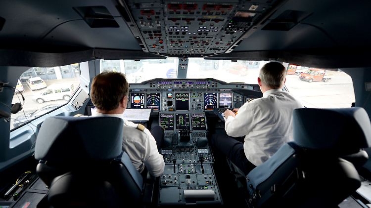 "Fehlender Einigungswille": Blick ins Cockpit einer A380 der Lufthansa.