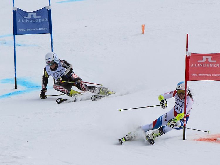 Dicht an dicht die Piste hinab: Hier im Bild wedeln Wendy Holdener (r.) aus der Schweiz und Leona Popovic (l) aus Koratien dem Ziel entgegen.