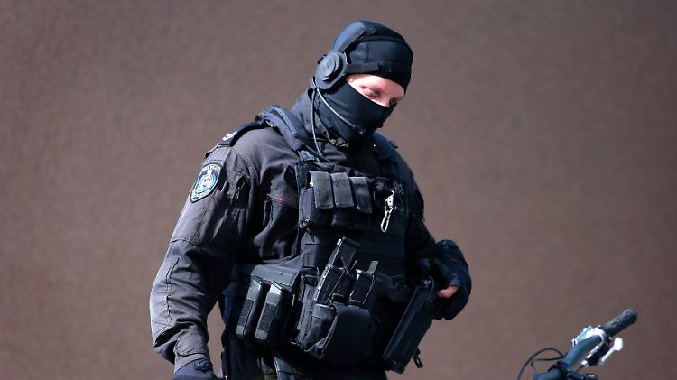 Schwer bewaffnetes Mitglied einer Spezialeinheit der australischen Polizei (Archivbild): Das Land fühlt sich nicht erst seit der Geiselnahme von Sydney von Terroranschlägen unmittelbar bedroht.