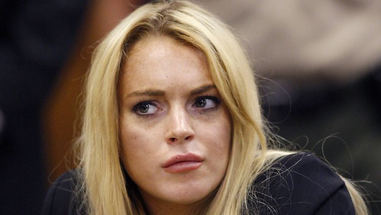 Statt auf der Anklagebank will Lindsay Lohan diesmal auf der Klägerseite sitzen.