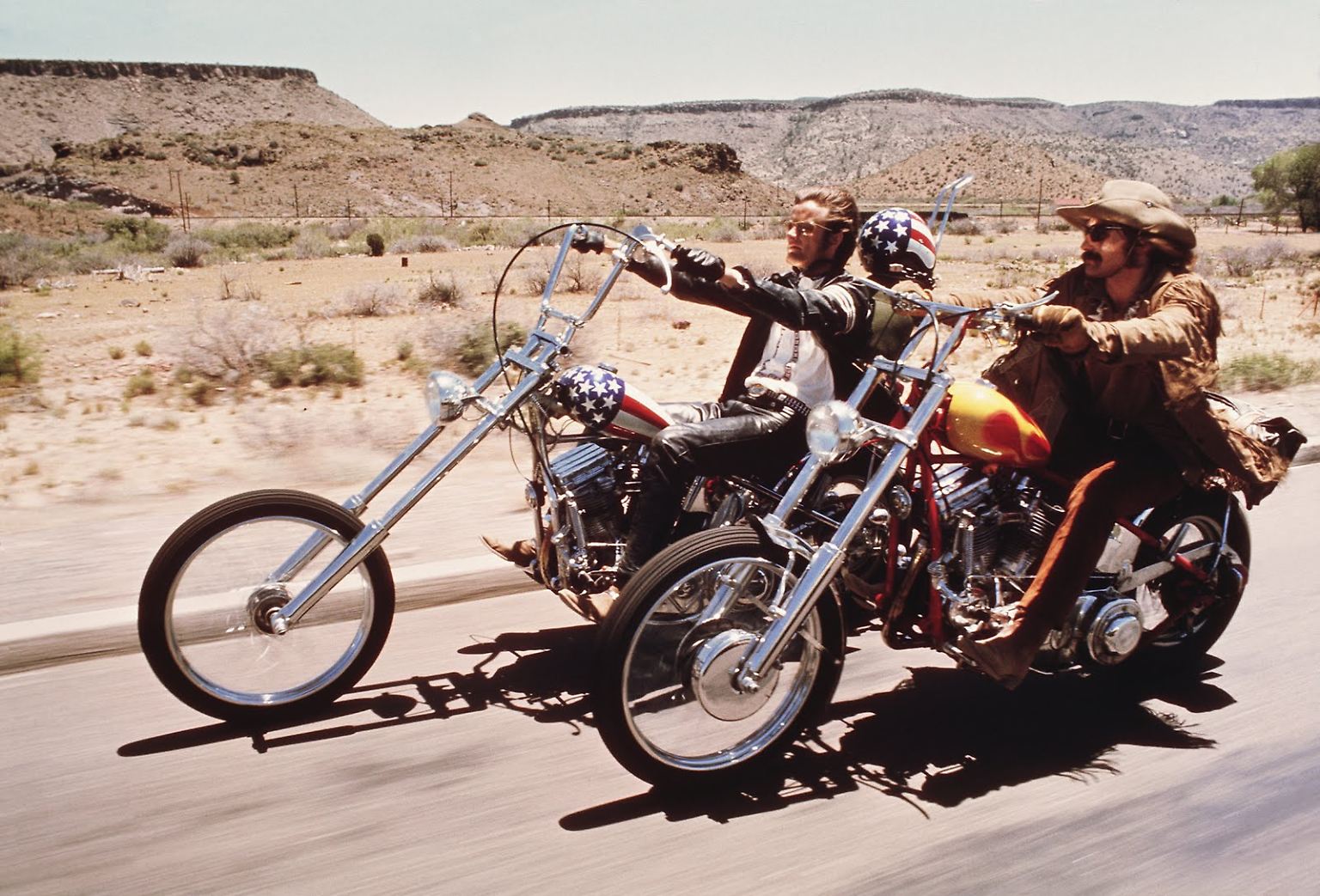 Aufrechte Sitzposition, breite oder hohe Lenker, vorverlegte Fußrasten - so lässt sich spätestens seit dem Kino-Hit "Easy Rider" entspannt über die Straßen gleiten.