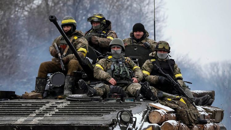 Ukrainische Soldaten bei Debalzewe. Die Separatisten haben die Stadt von drei Seiten umstellt.