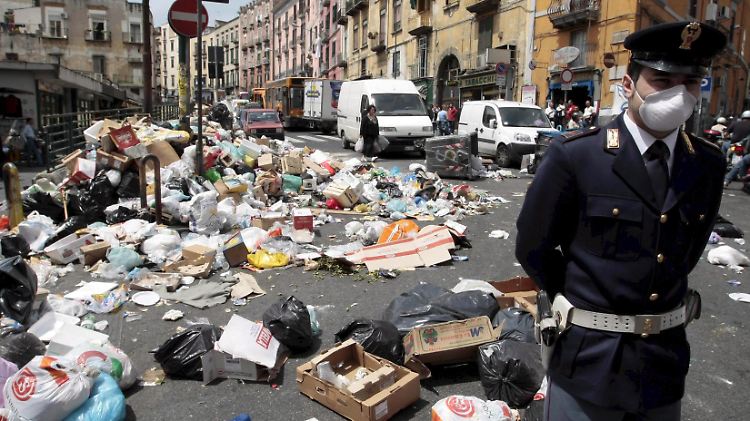 Es ist eine der kleinen italienischen Freiheiten, seinen Müll auf die Straße zu kippen. Bei den Müll-Skandalen in Neapel aber hat die Camorra die Hände im Spiel.