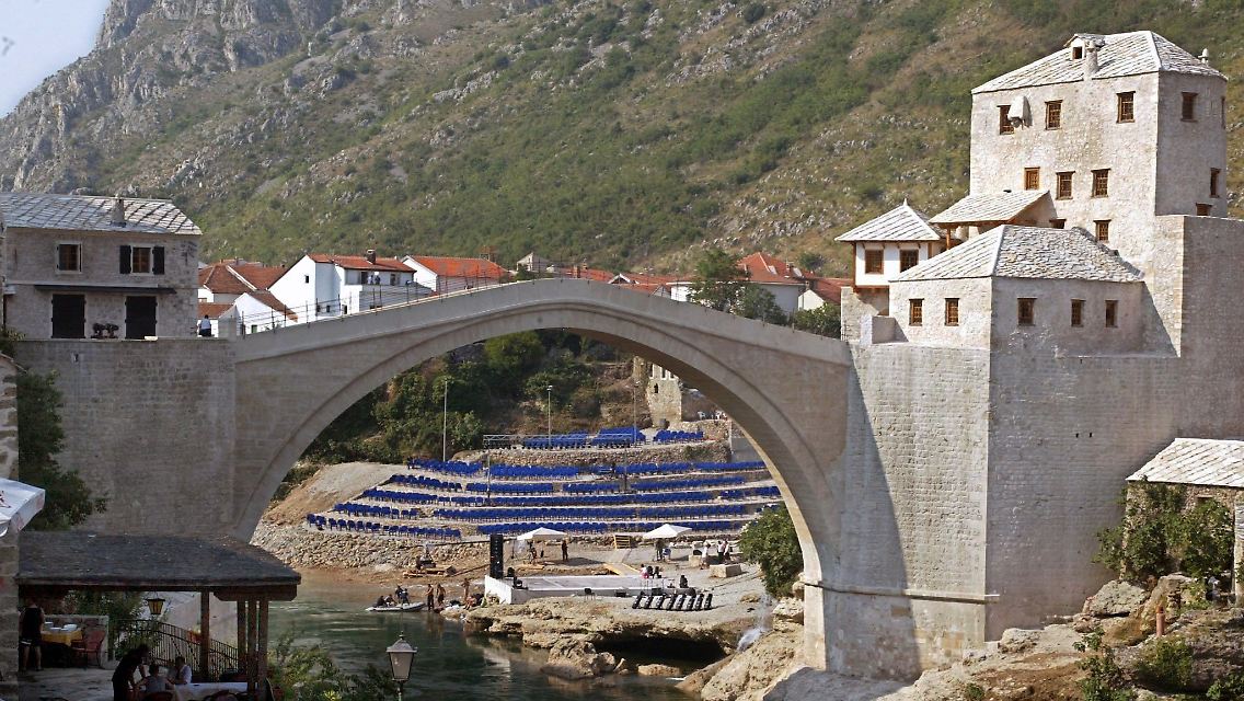 Die "Alte Brücke" von Mostar am Tag ihrer Wiedereröffnung. (Archivfoto vom 23. Juli 2004)
