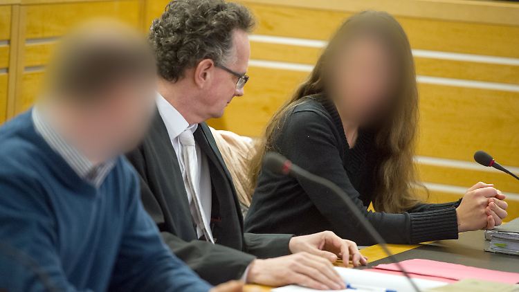 Antje Renate B. (re.) und Baldur B. (li.) müssen nicht ins Gefängnis. Hier mit ihrem Verteidiger Matthias Macht.