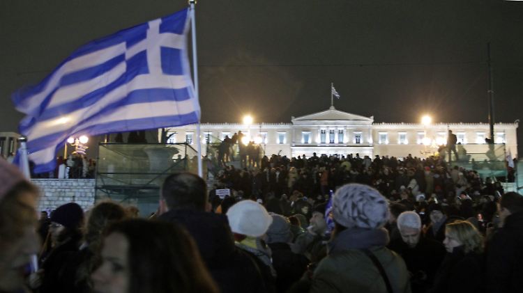 Vor dem Parlamentsgebäude in Athen sammeln sich Tausende, um gegen die Sparpolitik zu demonstrieren.