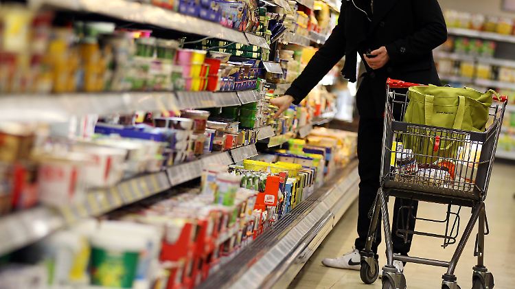 Butter war 18,7 Prozent günstiger als im Januar 2014, andere Molkereiprodukte und Eier 2,1 Prozent.