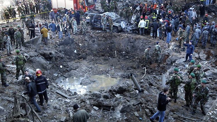 Die Bombe riss einen Krater von etwa zehn Metern Durchmesser. 22 Menschen starben.
