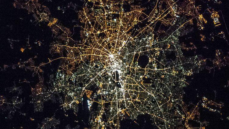 Berlin bei Nacht: In Europas Hauptstädten strahlen oft das Zentrum oder Sportstadien das meiste Licht ab. In den Megastädten anderer Kontinente sind Flug- und Seehäfen häufig besonders lichtstark.