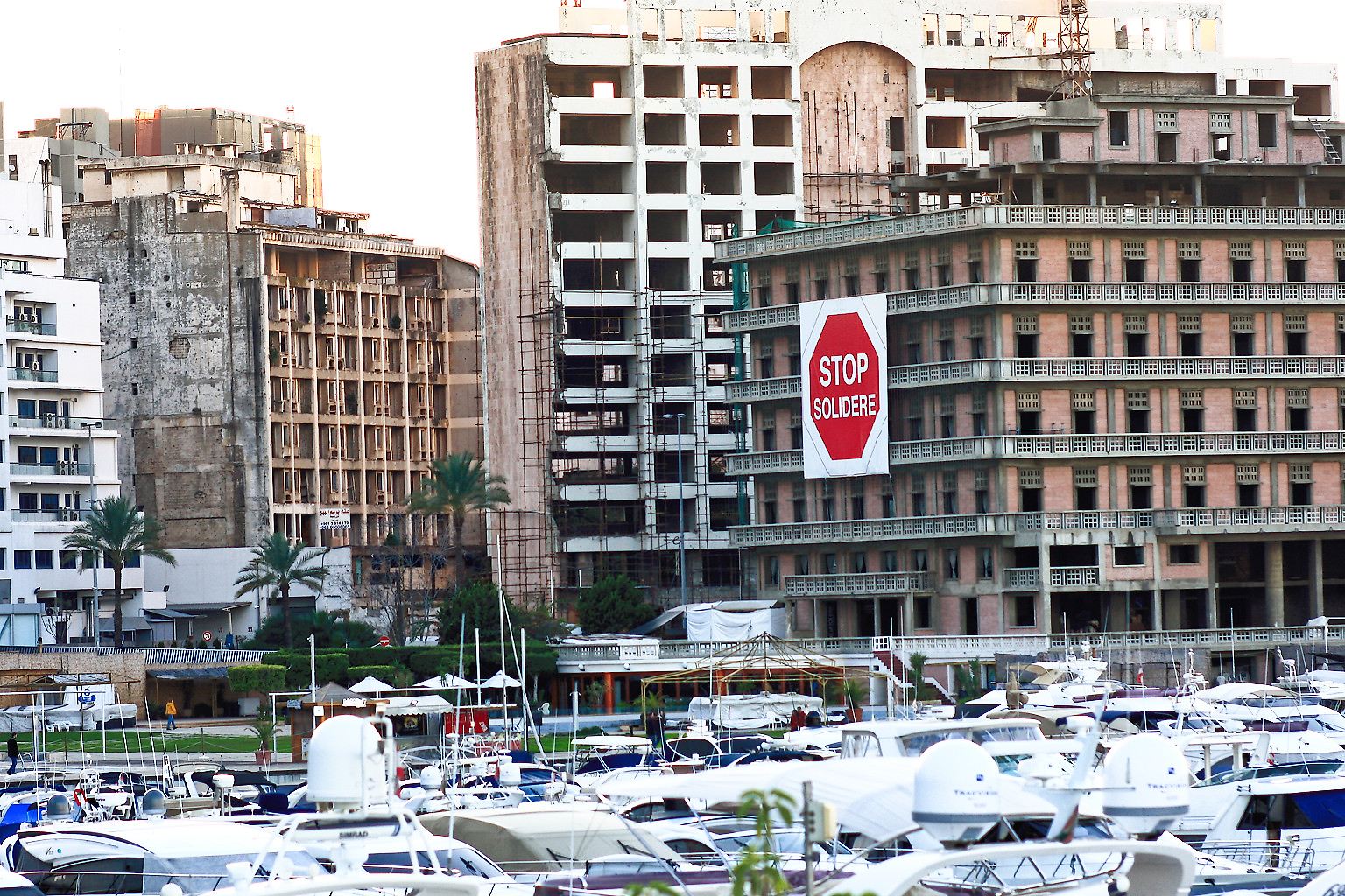 Am Beiruter Jachthafen bündelt sich die jüngste Geschichte des Libanon. "Zaituna Bay" ist der protzige Anlegeplatz für die Boote der Reichen, die nebenan teure Restaurants besuchen. Direkt daneben befindet sich ...