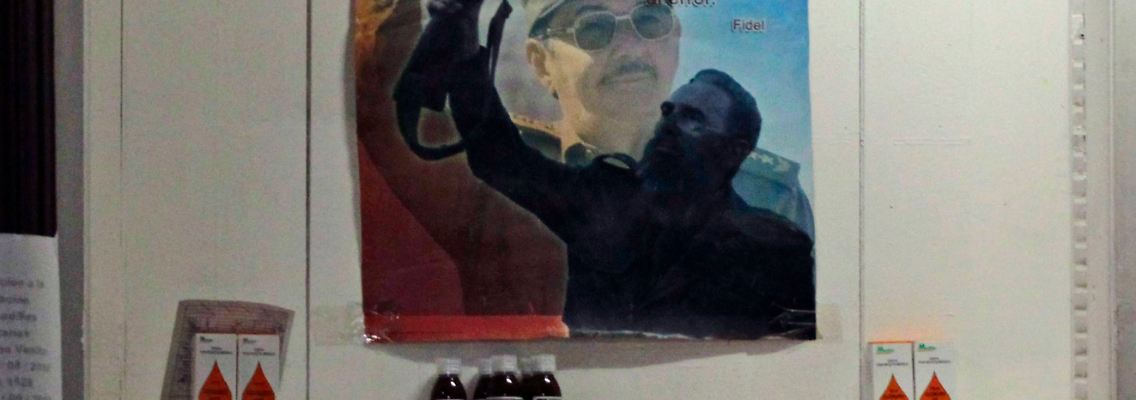 Ein Plakat mit Fidel und Raul Castro in einer kubanischen Apotheke.