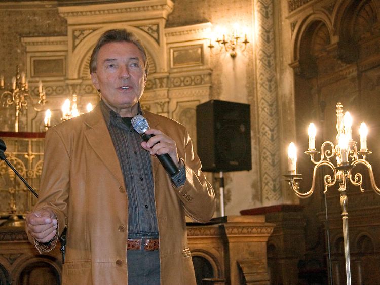 Ein berühmter Sohn der Stadt: Karel Gott vor einem Konzert in der "Alten Synagoge" in Pilsen.