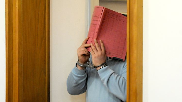 Die Polizei überprüft, ob der Angeklagte vielleicht noch viel mehr Menschen getötet hat, als er bislang zugibt.