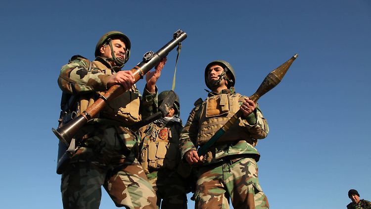 Kurdische Peschmerga-Kämpfer inspizieren ihre Waffen.