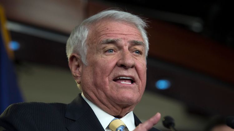 Ashton Carter löst Chuck Hagel ab, der - wohl auf Obamas Drängen - sein Amt niederlegte.