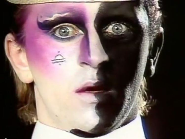 "Two eyes staring cold and silent / Shows fear as he turns to hide": Steve Strange im Musikvideo zu "Fade of Grey" (Screenshot).