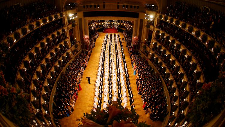 Festlicher geht's kaum: Blick in den großen Ballsaal der Wiener Oper.