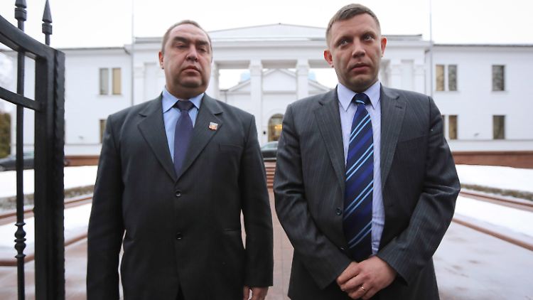 Alexander Sachartschenko (r.) und Igor Plotnizki - die "Präsidenten" der selbsternannten Volksrepubliken in der Ostukraine.