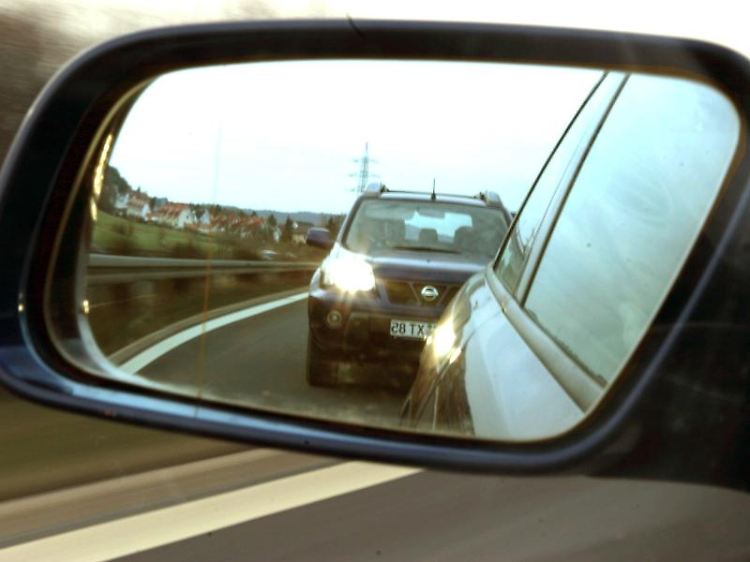 Wer die Lichthupe nur kurz einsetzt, um andere Autofahrer zu warnen, verhält sich nicht rechtswidrig. Eine Nötigung ist es erst, wenn man auch dicht auffährt und drängelt.