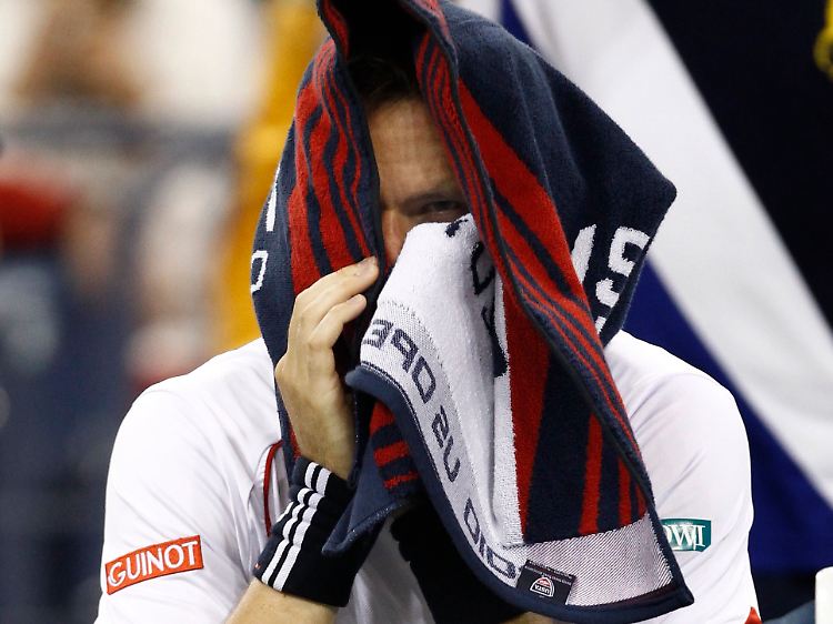 So fühlt es sich an, gegen Roger Federer zu spielen - Robin Söderling versteckt sich unter einem Handtuch.