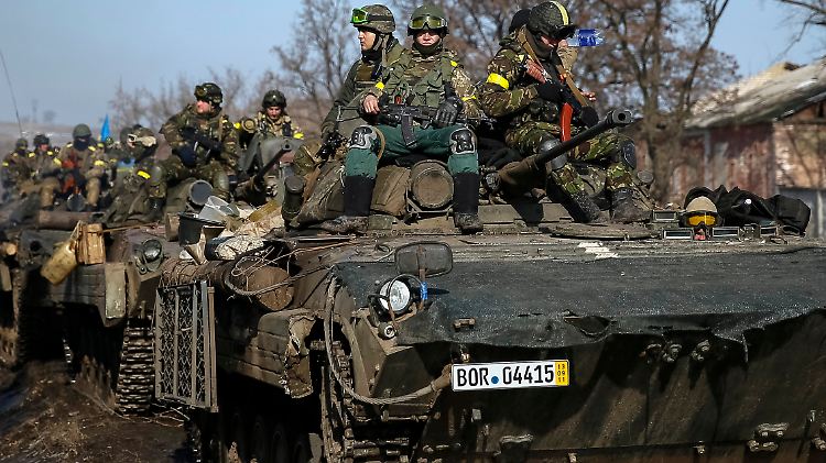 Ukrainischer Panzer, deutsches Kennzeichen: ein Hingucker in der Nähe von Debalzewo.