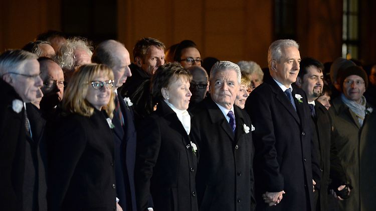 Gauck reihte sich in die Menschenkette ein - und setzte ein Zeichen für Frieden und Toleranz.