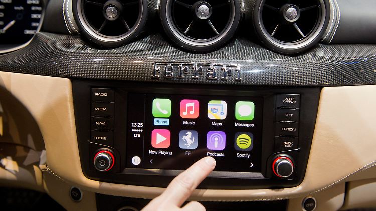 Mit der Software "Carplay" hat Apple in der Autobranche bereits einen Fuß in die Tür gesetzt.
