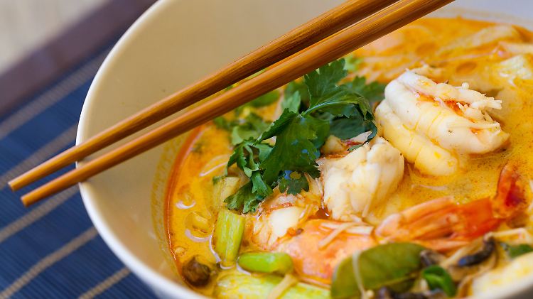 Thailändische Tom Yam-Suppe ist ohne frischen Koriander undenkbar.