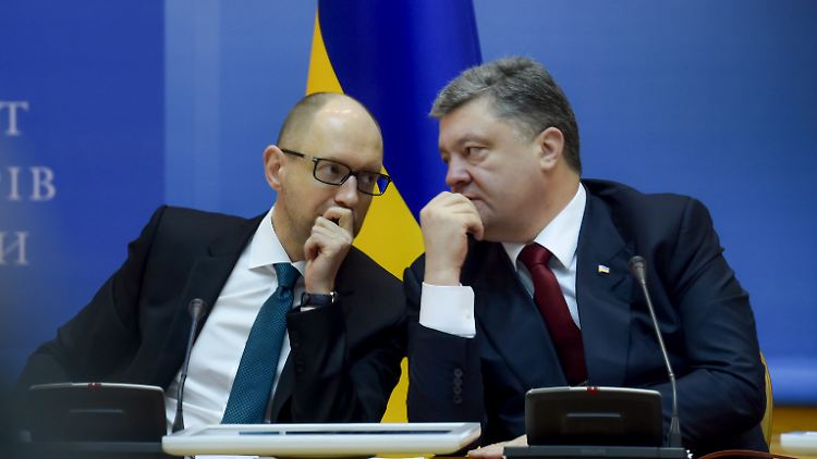 "Um den Aggressor abzuhalten, reichen die Unterschriften der Russen nicht": Der ukrainische Regierungschef Jazenjuk (l.) im vertraulichen Gespräch mit Staatschef Poroschenko.