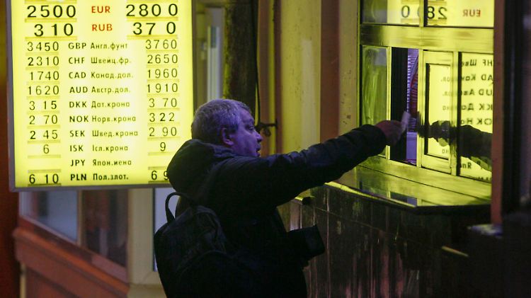 An einem Wechselschalter in Kiew: Sowohl ökonomisch als auch finanziell ist die Ukraine am Boden. 