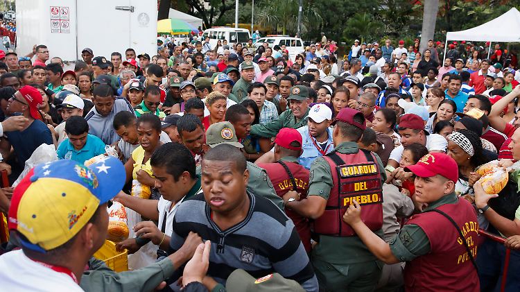 Vor einem staatlich betriebenen Supermarkt drängeln sich Venezuelaner in Caracas, um Hühnerfleisch zu kaufen.
