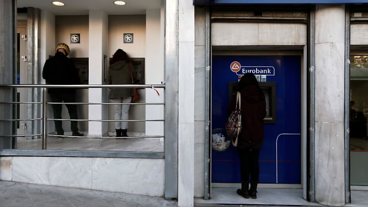 Rund 200 bis 300 Millionen Euro heben die Griechen täglich von ihren Konten ab.