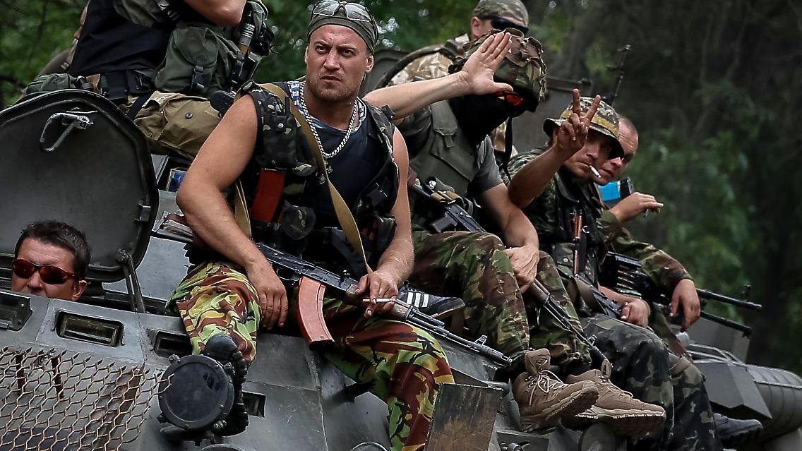 Aber die Fronten verhärten sich eher statt sich aufzulösen. Im Juli erobert die ukrainische Armee nach wochenlangen Gefechten die Separatisten-Hochburgen Slawjansk und Kramatorsk zurück.