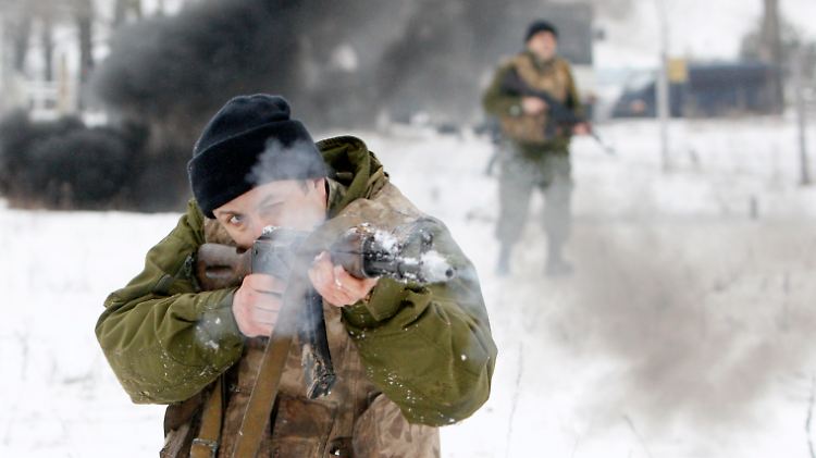 Kiews Soldaten sehen sich in Debalzewe schweren Angriffen ausgesetzt. Der Soldat hier allerdings ist Teil einer Militärübung.