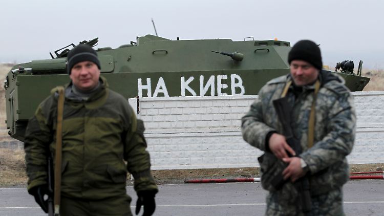 Prorussische Separatisten an der ukrainisch-russischen Grenze. Auf dem Fahrzeug steht: "Nach Kiew".