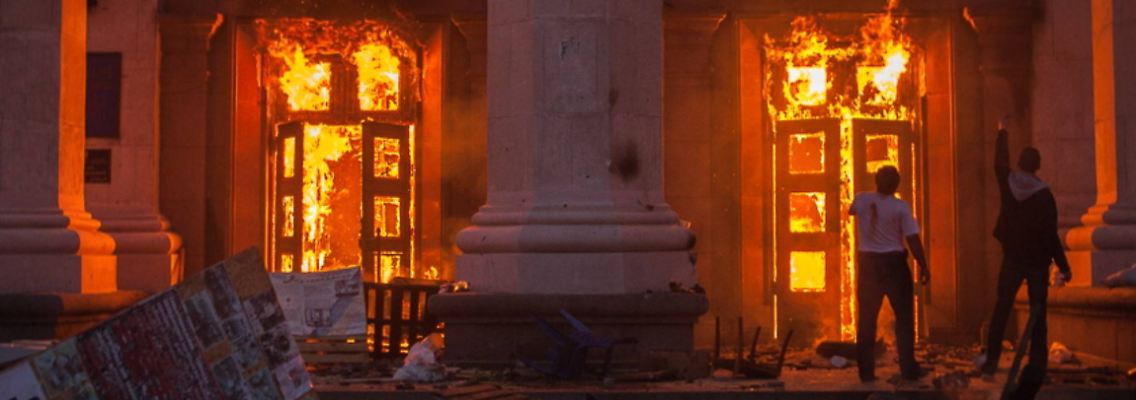 Im vergangenen Mai kam es in Odessa zu Straßenschlachten - dabei ging auch ein Gewerkschafshaus in Flammen auf. 