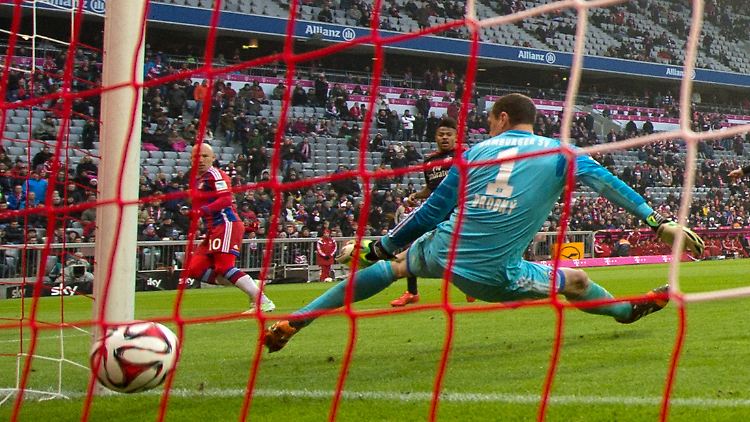 Nach der Pause waren noch gar nicht wieder alle Zuschauer auf ihren Plätzen in der Münchner Arena, als Arjen Robben das fröhliche Scheibenschießen schon fortsetzte.