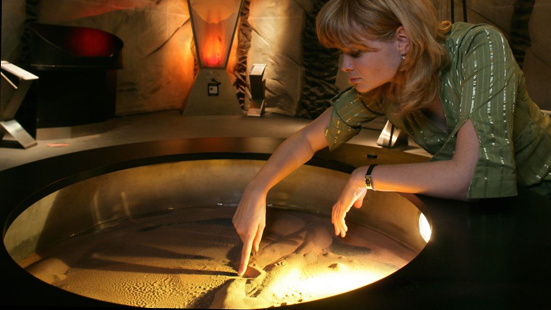 Versuchsmodell zu den Veränderungen von Erdbeben im Landschaftsbild in der Dauerausstellung "Expedition Erde".