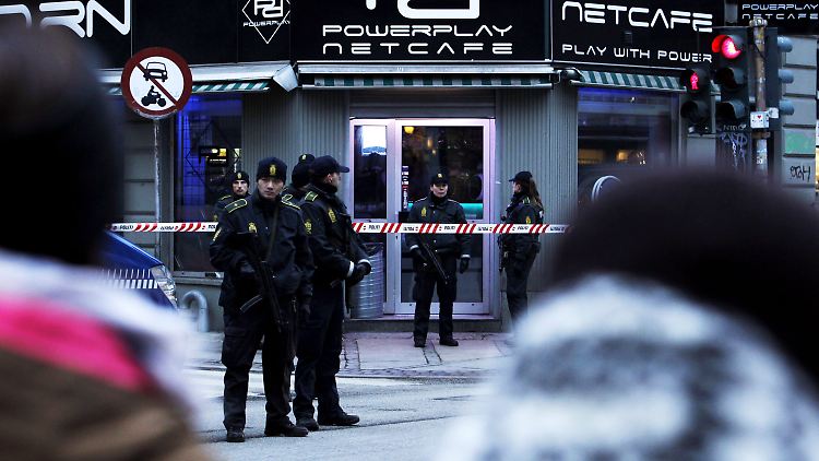 In Kopenhagen stürmten Beamte ein Internetcafé und nahmen zwei Personen fest.