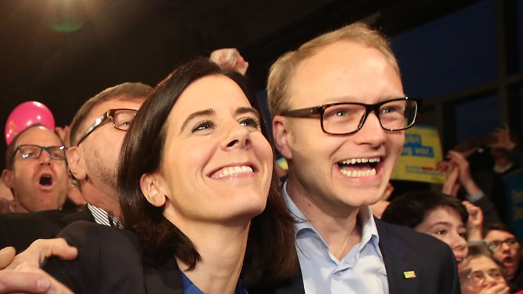 FDP-Spitzenkandidatin Katja Suding und Michael Kruse, Geschäftsführer der FDP-Bürgerschaftsfraktion, bejubeln den Wiedereinzug in die Hamburger Bürgerschaft.