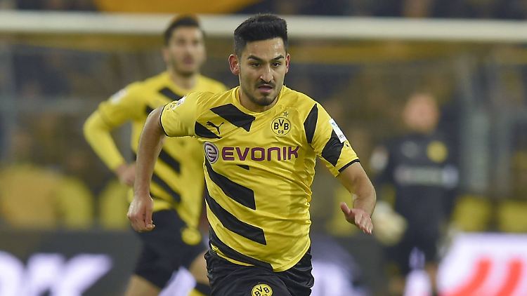 In dieser Szene hat er den Ball eindeutig am Fuß: Ilkay Gündogan.