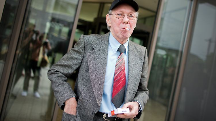 Adolfs beim Prozess vorm Düsseldorfer Landgericht. Der Rentner kündigte an, er wolle sich notfalls durch alle Instanzen klagen.