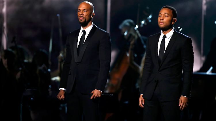Common (l.) und John Legend nach ihrer "Glory"-Performance aus "Selma" bei den Grammy Awards in Los Angeles - der Song gilt dieses Jahr als Oscar-Favorit.