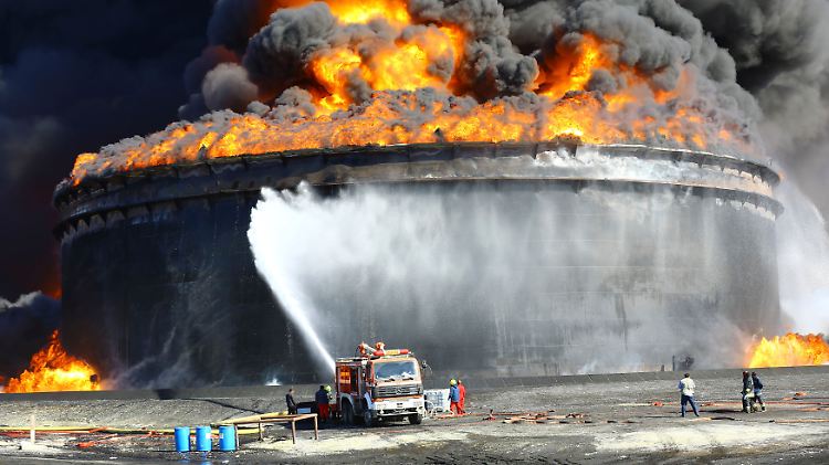 Gefechte zwischen Konfliktpartein in Libyen haben bereits mehrfach die Ölproduktion des Landes beeinträchtigt - im Dezember wurde am Ölhafen von Ras Lanuf ein Tank in Brand geschossen.