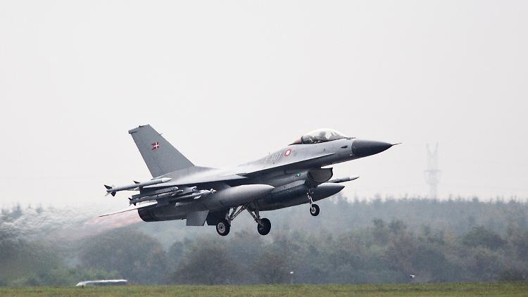 Ein F-16-Kampfjet hebt von einem Stützpunkt auf dem dänischen Festland ab.