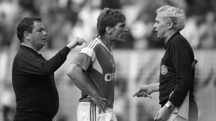 "Mit meinem Bauch habe ich immer gut gelebt. Es ist doch egal, ob ich die 100 Meter in 10,1 mit 75 Kilo laufe oder mit 100 Kilo": Wolf-Dieter Ahlenfelder, hier am 13. Juni 1987 im Spiel der Dortmunder Borussia gegen den VfL Bochum. Rechts plauscht Lothar Woelk mit Linienrichter Manfred Grabinski.