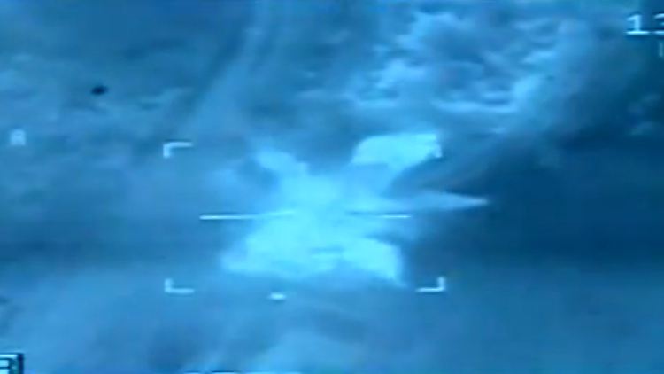 Die Aufnahme des ägyptischen Militärs soll den Einschlag eines Flugkörpers in einem Gebäude in Derna zeigen.