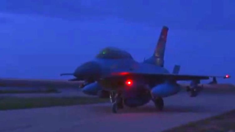 Ein ägyptischer F-16-Kampfjet wird im Morgengrauen auf den Start in Richtung Libyen vorbereitet.