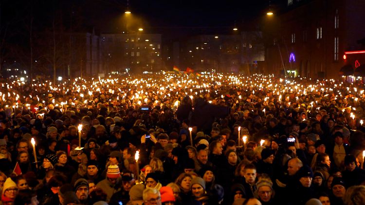 Mindestens 30.000 Menschen auf Kopenhagens Straßen demonstrierten Zusammenhalt statt Angst.