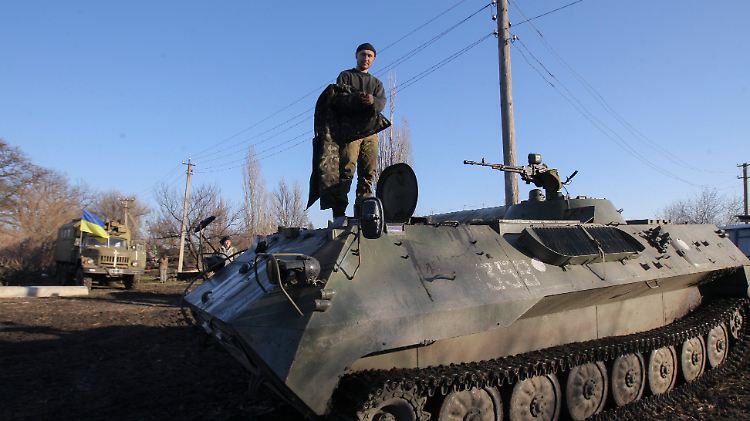 Schützenpanzer der ukrainischen Armee. Schwere, kleinkalibirge Waffen sollen laut dem Minsker Abkommen ab Dienstag das Kampfgebiet verlassen.